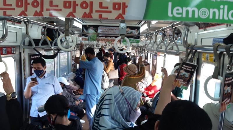 Suasana rangkaian KRL dari Bekasi menuju JakartaKota pada Senin (10/5/2021) pagi.