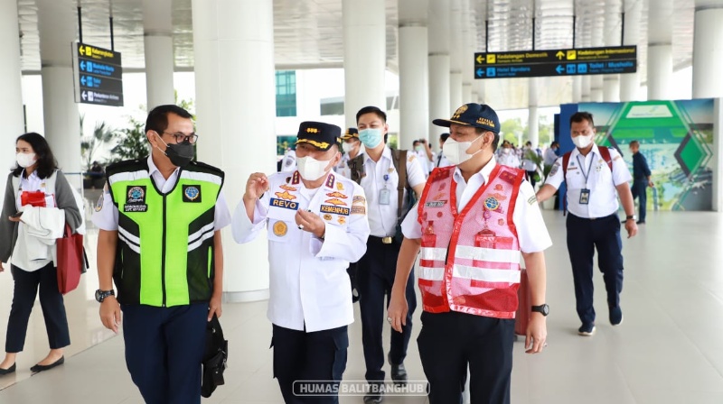 Umar Aris dan jajaran di Bandara Syamsudin Noor, Banjarmasin