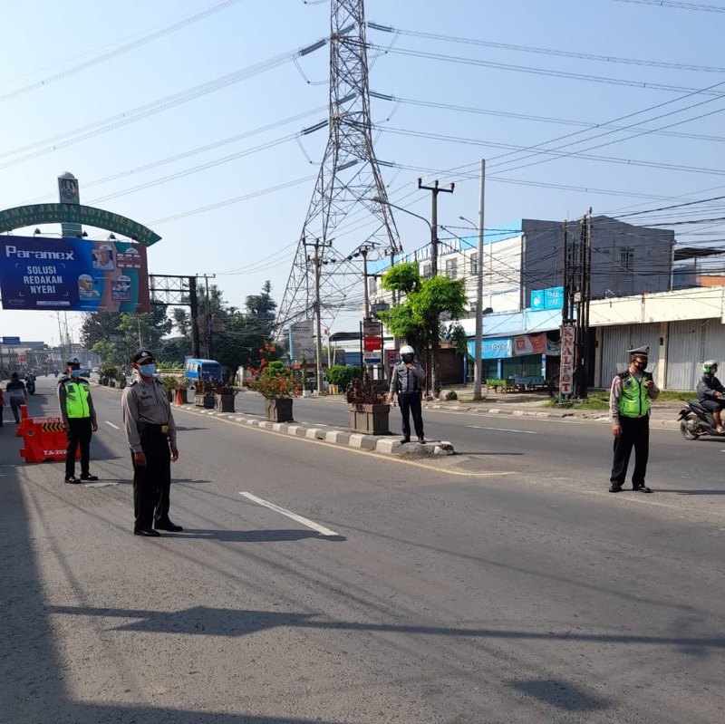 Petugas gabungan melakukan penyekatan di Jalan Ir. Juanda, Bekasi Timur. Foto: Polrestro Bekasi.