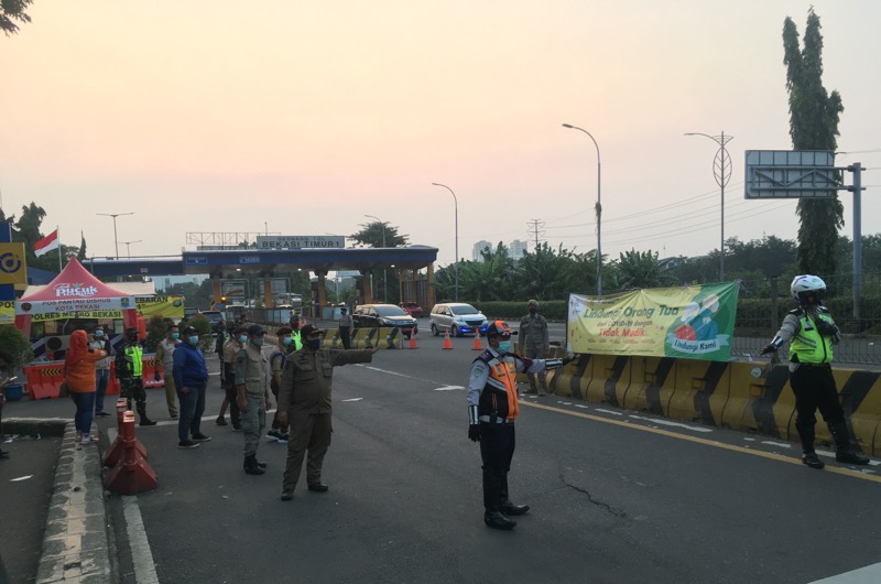 Ilustrasi penyekatan kendaraan di depan Gerbang Tol Bekasi Timur. Foto: BeritaTrans.com.