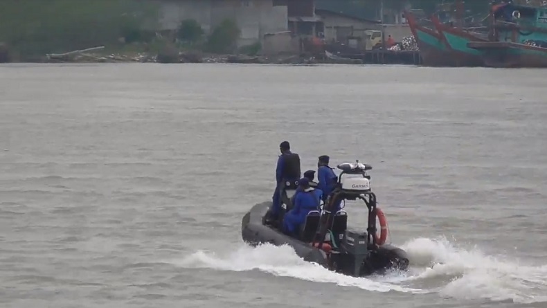 Personel Polairud Polda Sumut saat melalukan patroli laut untuk mencegah warga yang nekat mudik. (Foto: iNews/Yudha Bahar)