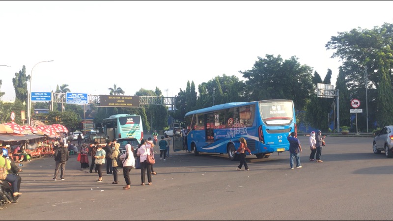 Bus Kota di depan Gerbang Tol Bekasi Timur, Selasa (11/5/2021) pagi. Foto: BeritaTrans.com.