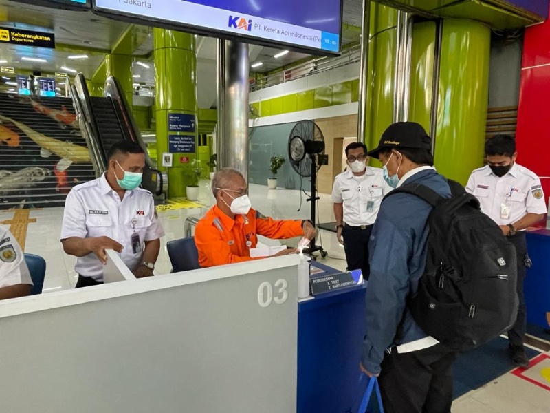 Komisaris KAI Cris Kuntadi ikut cek persyaratan calon penumpang KAI di Stasiun Gambir