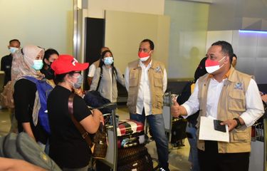 Kepala Badan Perlindungan Pekerja Migran Indonesia (BP2MI), Benny Rhamdani menyambut kedatangan 1.278 Pekerja Migran Indonesia (PMI) di Bandara Soekarno-Hatta, Tangerang, Banten, Minggu (9/5/2021).(BP2MI)