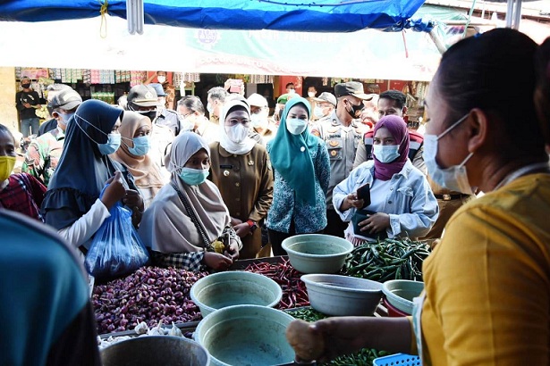 Bupati Indramayu Hj. Nina Agustina meninjau pasar daerah Jatibarang didampingi  Ketua TP PKK Indramayu Setyowati Anggraini Saputro, Kepala Dinas Kesehatan Indramayu Deden Boni Koswara, Tim Pengendali Inflasi Daerah (TPID), serta jajaran Forkopimcam Jatibarang. (Taryani)