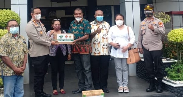 Polres Metro Bekasi Kota menyalurkan bantuan kepada warga Papua yang ada di Kota Bekasi. Foto: Polrestro Bekasi Kota.