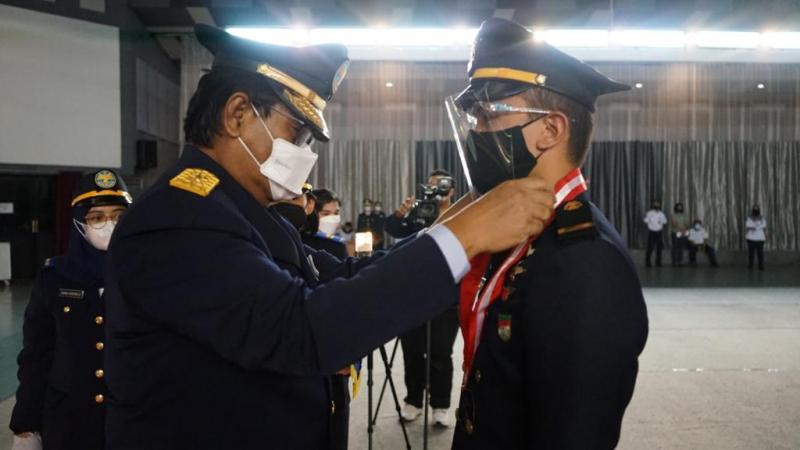 Sekretaris Badan Pengembangan Sumber Daya Manusia Perhubungan (BPSDMP), M Yugihartiman melantik 16 lulusan Penerbang Angkatan ke-69 di kampus Politeknik Penerbangan Indonesia (PPI) Curug, Selasa (11/5/2021). 
