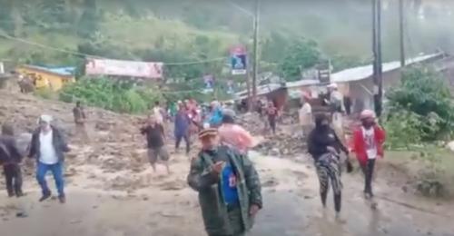 Banjir dan longsor terjang Wisata Parapat Danau Toba. (Foto: Dharma Setiawan)