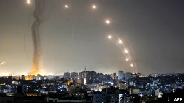 Peluncuran roket menuju Israel dari Kota Gaza, dikendalikan oleh gerakan Hamas Palestina, pada 11 Mei 2021. (Foto: AFP/Mahmud Hams)