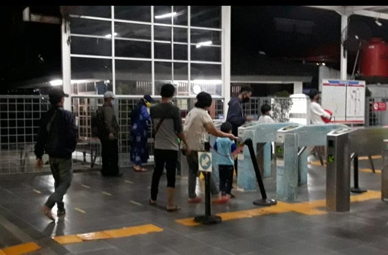 Pintu tap tiket Stasiun Sudimara.