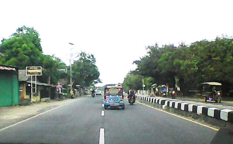 Pengemudi Bajaj ini tengah menempuh perjalanan relatif jauh Jakarta arah Cirebon. Di jalan Pantura Kecamatan Lohbener,  kendaraan roda tiga ini terlihat ngebut memanfaatkan lengangnya lalu-lintas kendaraan. (Taryani)