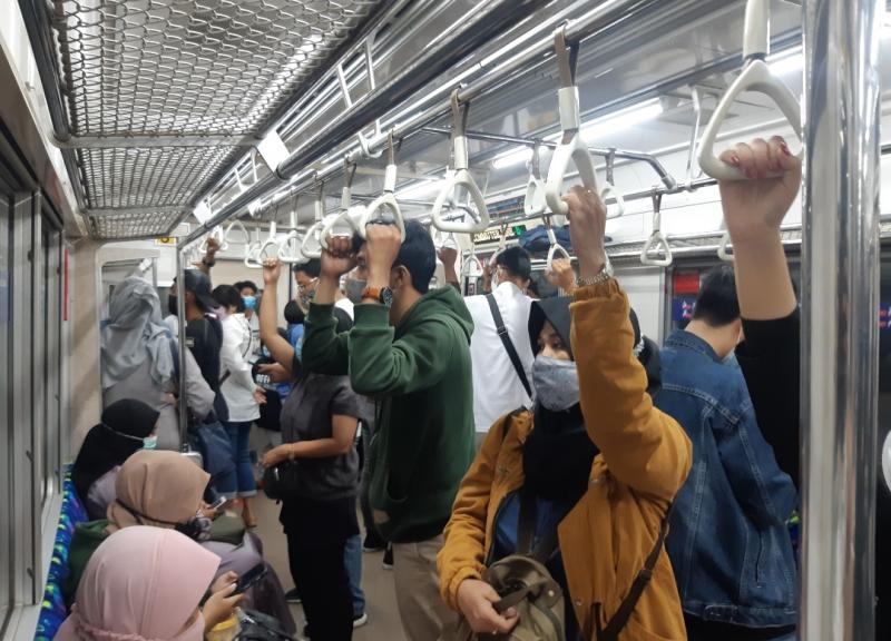 Rangkaian KRL dari Stasiun Kranji yang diberangkatkan Jumat (14/5/2021) pukul 19.34.