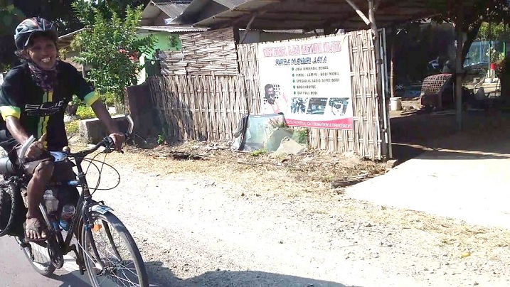 Tak ada bus beroperasi di masa pandemi Covid-19, Slamet, 32 terpaksa gowes sepeda sendirian dari rumah di Kota Bogor menuju Desa Panguragan, Kabupaten Cirebon. (Taryani)
