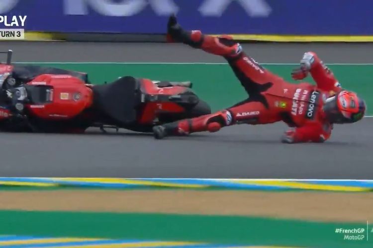 Pemimpin klasemen Kejuaraan Dunia 2021, Pecco Bagnaia, mengalami crash lowside di Tikungan 3 Sirkuit Le Mans pada sesi FP2 MotoGP Perancis 2021, Jumat (14/5/2021) malam WIB. Foto: Kompas.com.