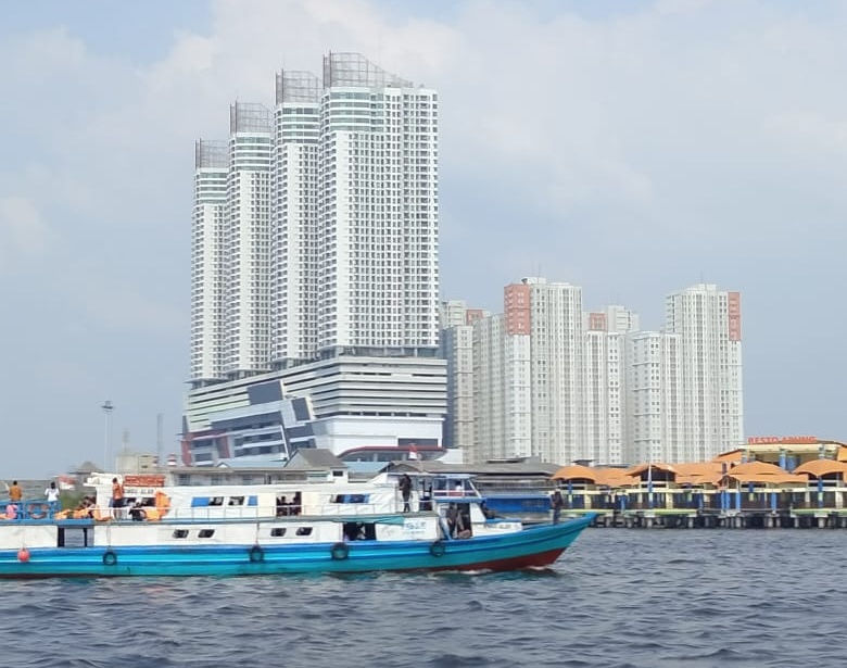 Disnav Tanjung Priok ikut memantau pergerakan kapal mengangkut penumpang dari dermaga Kali Adem ke kawasan obyek wisata di Kepulauan Seribu, Sabtu, 15 Mei 2021. 