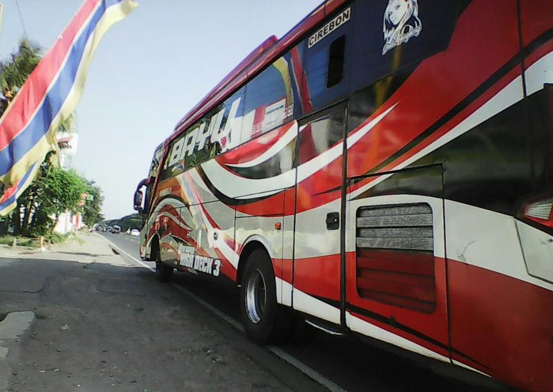 Bus Cirebon - Merak ini biasanya berhenti menaikan penumpang di Simpang Tiga jalan Pantura Desa Muntur, karena penumpangnya  sepi bus itu tidak berhenti. (Taryani)