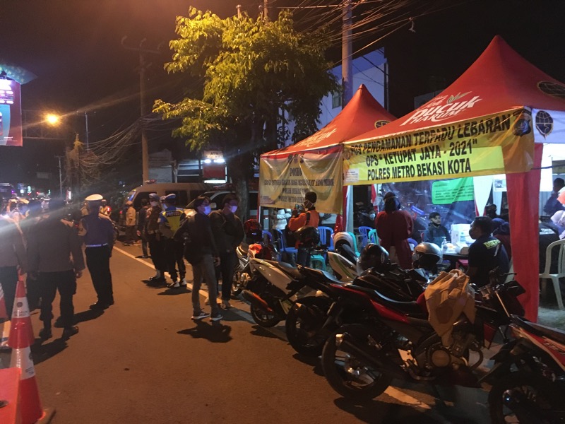 Pos penyekatan dan pemeriksaan pada arus balik di Jalan Ir H Juanda, Bulak Kapal, Bekasi, Minggu (16/5/2021) malam. Foto: BeritaTrans.com.