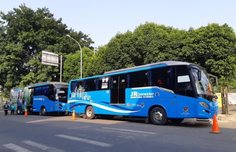 Dua unit bus gratis dari BPTJ di depan Stasiun Bekasi, Ahad (16/5/2021).