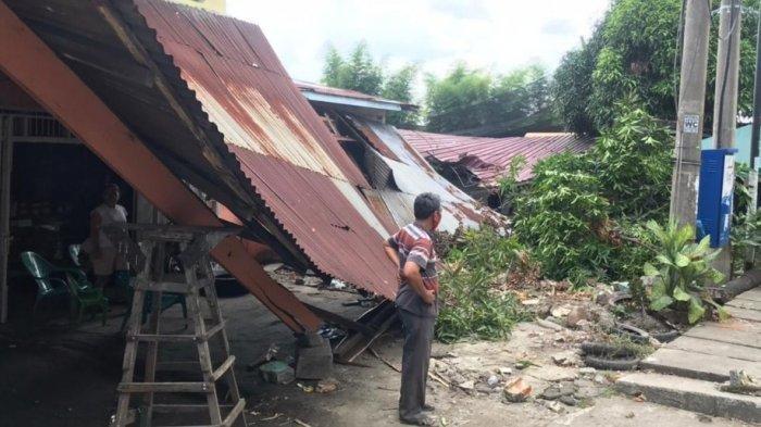 Mobil Pajero Sport BK 1522 AAI yang melaju kencang di Jalan Kolonel Bejo, Brayan, tak jauh dari jembatan layang menghantam warung kopi milik Ijul, Sabtu (15/5/2021) pagi. 