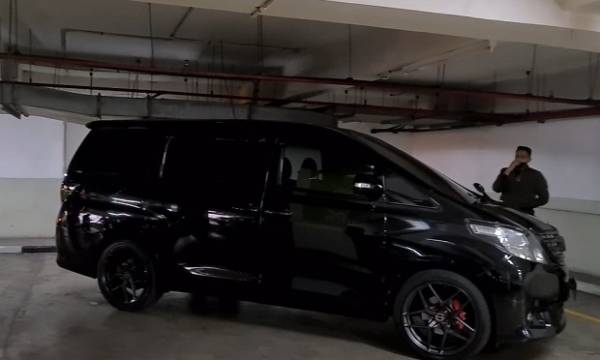 Sebuah mobil Alphard tersangkut di parkiran Mall Central Park, Tanjung Duren Selatan, Grogol Petamburan, Jakarta Barat. Foto: Istimewa
