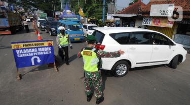 Petugas memutar balik kendaraan yang tidak dilengkapi dokumen di check point penyekatan arus mudik di kawasan Pasar Mudik, Bogor, (7/5/2021). Penyekatan pemudik pada jalur alternatif Parung diberlakukan jelang Lebaran guna mengantisipasi risiko peningkatan kasus COVID-19. (merdeka.com/Arie Basuki)