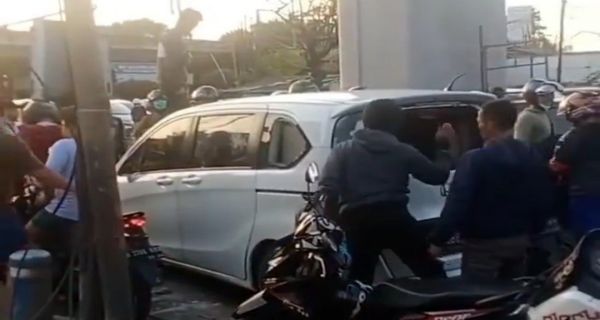 Honda Freed diamuk massa karena berjalan ugal-ugalan di Jalan Raya Bekasi, Cakung, Jakarta Timur, Sabtu (15/5).  Foto: JPNN.com.