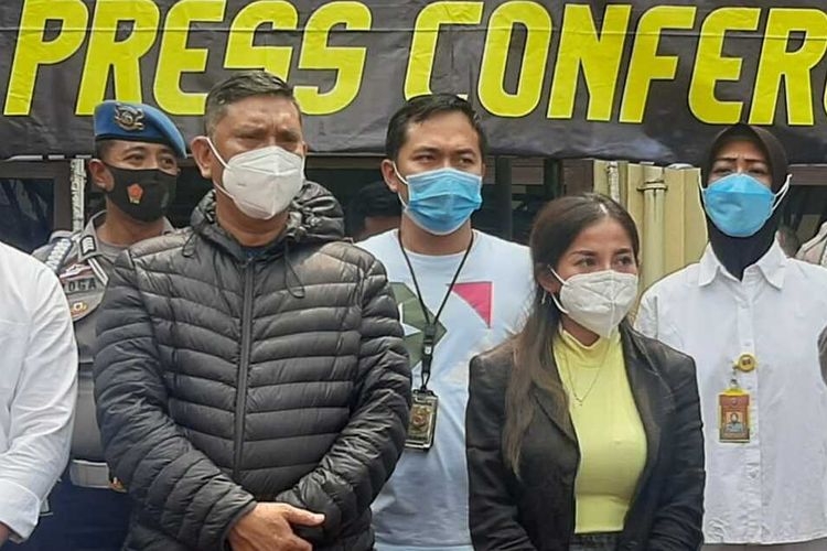 Wanita yang videonya memaki petugas di pos penyekatan simpang Jalan Lingkar Selatan, Ciwandan, Kota Cilegon, menuju ke Pantai Anyer, viral, akhirnya menyesal dan minta maaf. Foto: Kompas.com.
