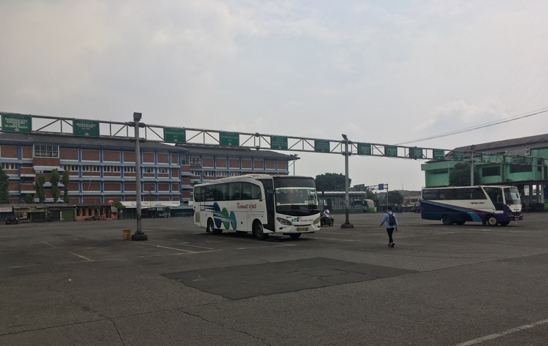 Hari terakhir pemberlakuan larangan mudik, Terminal Induk Kota Bekasi masih sepi bus AKAP dan AKDP, Senin (17/5/2021). Foto: BeritaTrans.com.