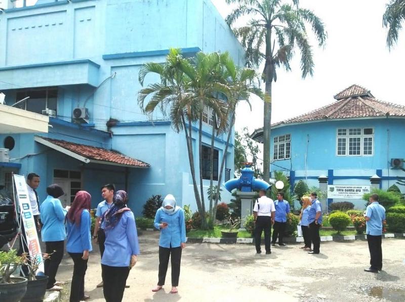 Karyawan di depan kantor Perumda TDA Indramayu. (Ist.)