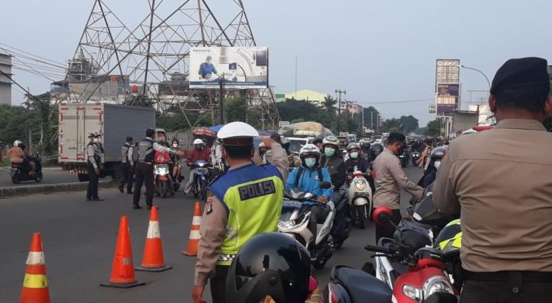 Pemeriksaan pemudik di pos pantau lebaran operasi ketupat jaya 2021, di Jalan Cempaka, Kota Bekasi pada Senin (17/5/2021).