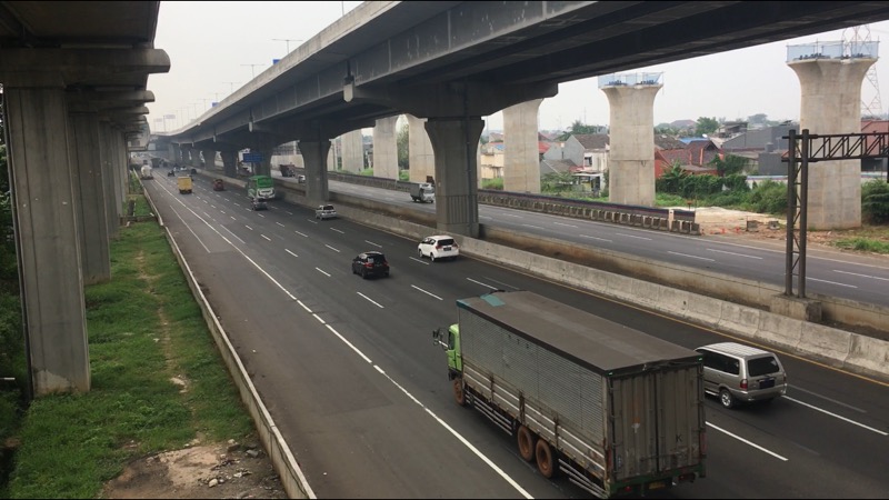 Ruas Tol Bekasi Timur ramai lancar kendaraan, Senin (17/5/2021) pagi. Foto: BeritaTrans.com.