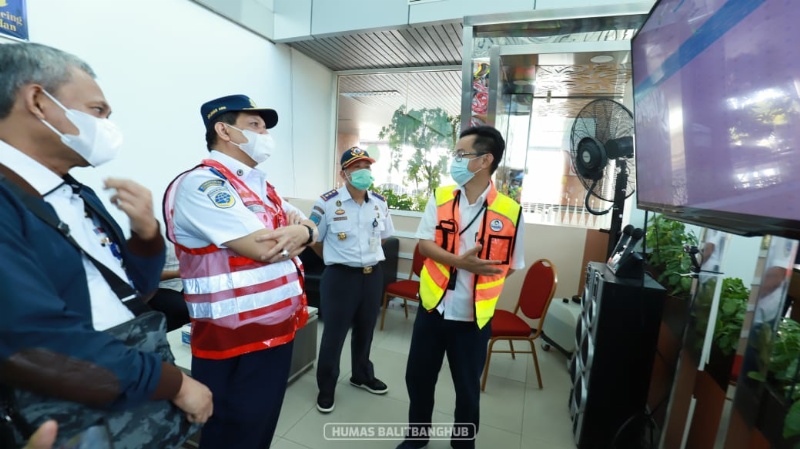 Kepala Balitbanghub Umar Aris saat meninjau sarana transportasi di Kalimantan Barat