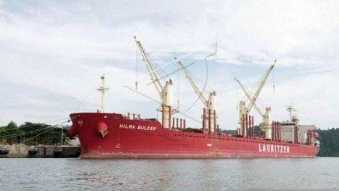 Kapal MV Hilma Bulker yang mengangkut gula rafinasi dari India dengan 13 ABK terdeteksi positif COVID-19, bersandar dan menjalani karantina di Pelabuhan Tanjung Intan, Cilacap, Jawa Tengah, Jumat, 7 Mei 2021. Foto: Istimewa.