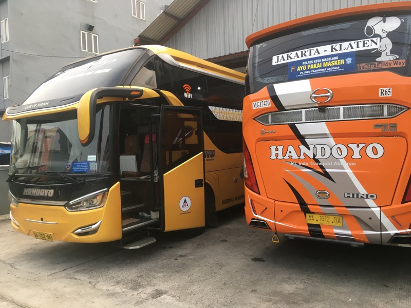 Dua bus Handoyo tengah menanti penumpang di pool, Selasa (18/5/2021) sore. Foto: BeritaTrans.com.