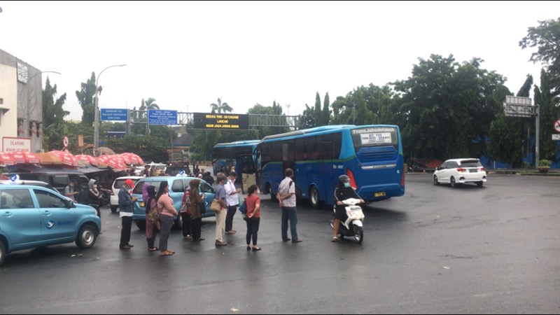 Bus Kota dan calon penumpang saling menanti di depan Gerbang Tol Bekasi Timur, Selasa (18/5/2021) pagi. Foto: BeritaTrans.com.