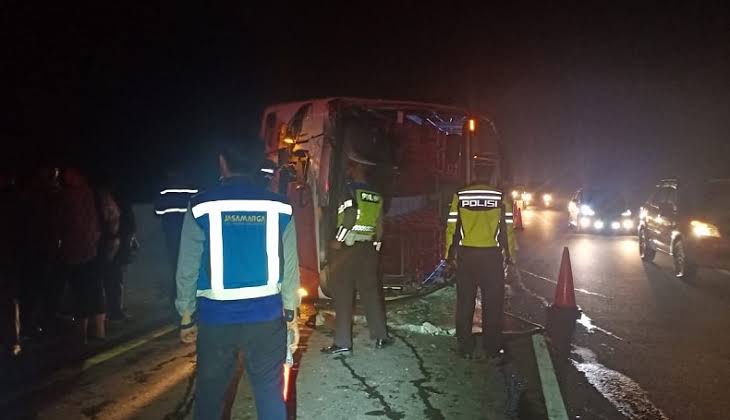 Bus Primajasa jurusan Bandung-Jakarta terbalik miring akibat gagal mengerem di Tol Cipularang Km 84.400 B. Foto: Inews.id.