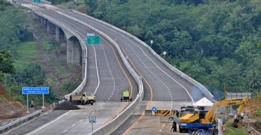 Pembangunan Jalan Tol Seksi Pekanbaru-Padang.