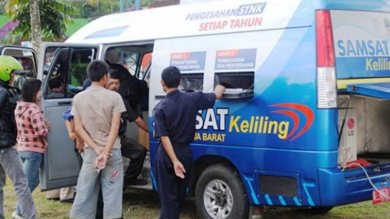 Pemilik kendaraan membayar pajak kendaraan bermotor di Samsat Keliling Subang. (ist.)