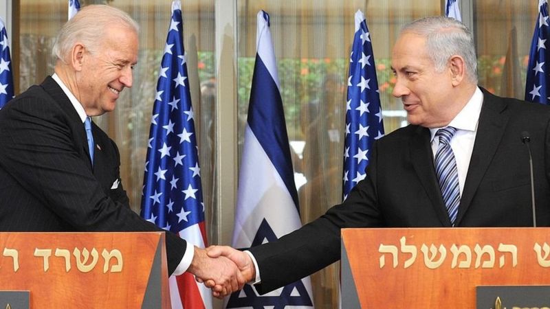Foto ilustrasi. Joe Biden ketika masih menjabat Wakil Presiden AS bersalaman dengan PM Israel Benjamin Netanyahu 9 Maret 2010 di Yerusalem. (GPO VIA GETTY IMAGES)