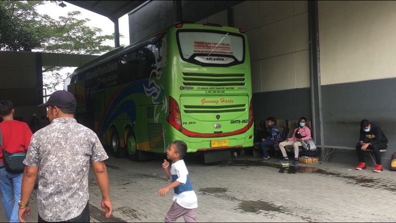 Cerianya anak-anak saat menanti bus tiba di pool Gunung Harta Bekasi Timur, Rabu (19/5/2021). Foto: BeritaTrans.com.