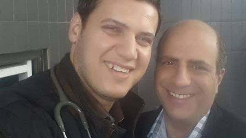 Dokter Ayman Abu al-Ouf (kanan) mendedikasikan kehidupannya untuk pasien dan para calon dokter, kata Ghaith al-Zaanin (kiri). (GHAITH AL-ZAANIN)