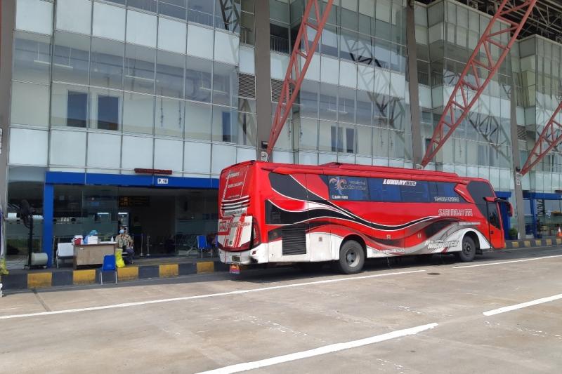Posko pemeriksaan Covid-19 bagi penumoang bus yang baru tiba di Terminal Pulo Gabang, Kamis (20/5/2021).