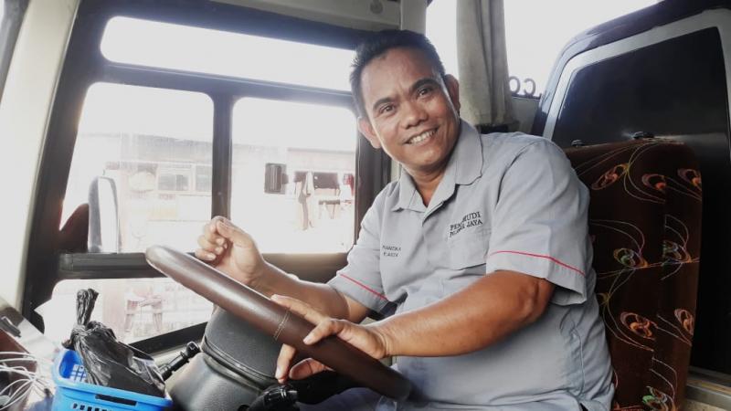 Rantika pengemudi bus Sinar Jaya jurusan Bekasi-Pekalongan saat ditemui BeritaTrans.com dan Aksi.id, Kamis (20/5/2021).