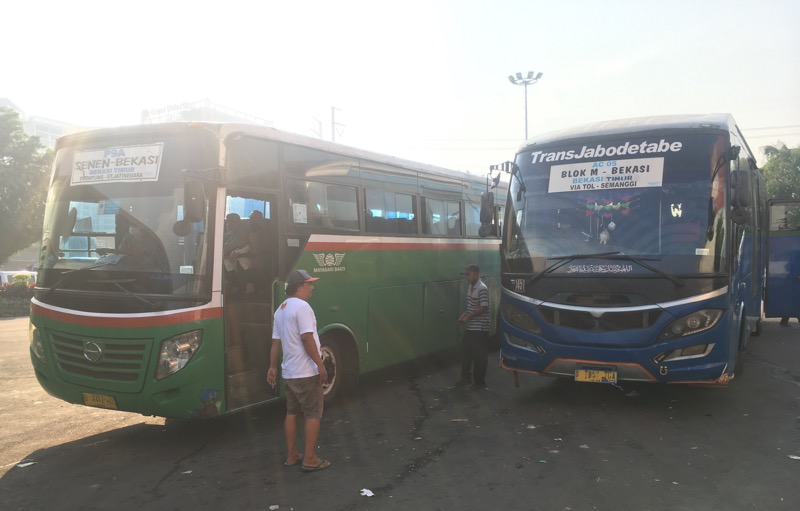Dua bus Kota tengah menanti penumpang di depan Gerbang Tol Bekasi, Kamis (20/5/2021) pagi. Foto: BeritaTrans.com.