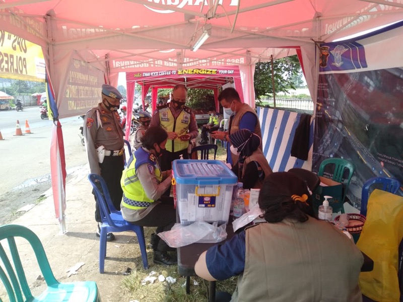 Kota Bekasi bersama Polri dan beserta tiga pilar lainnya melakukan penyekatan di simpang TongYang, Bekasi Timur, Jumat (21/05/2021). Foto: Polres Metro Bekasi Kota.