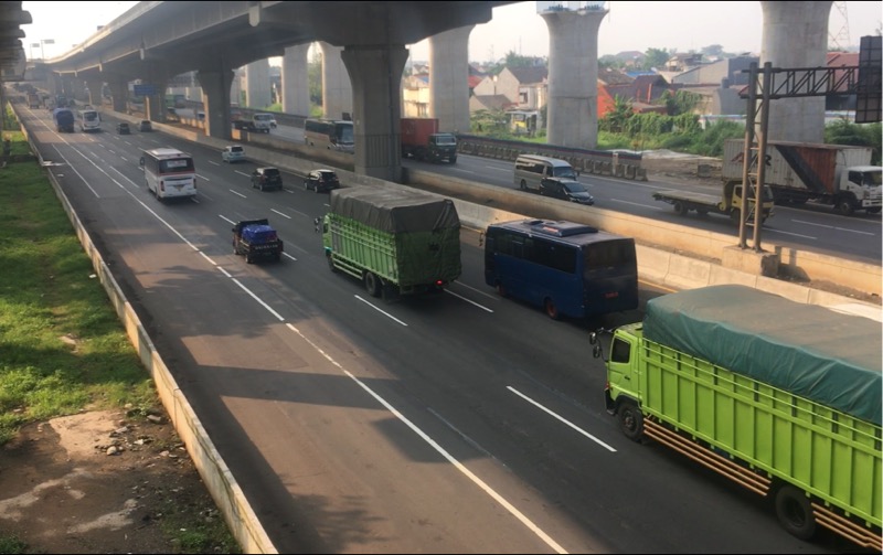 Tol Bekasi Timur didominasi truk besar dan bus AKAP serta AKDP, Jumat (21/5/2021) pagi. Foto: BeritaTrans.com.
