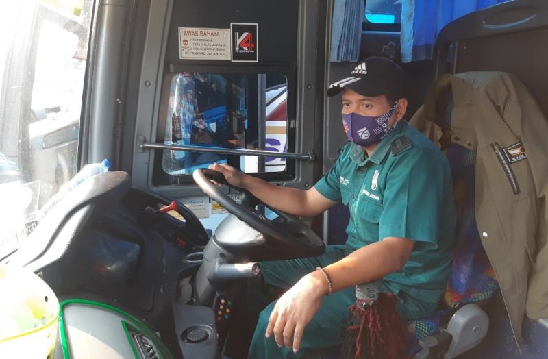 Pengemudi bus Budiman, Rosin saat ditemui BeritaTrans.com di Terminal Pulo Gebang.