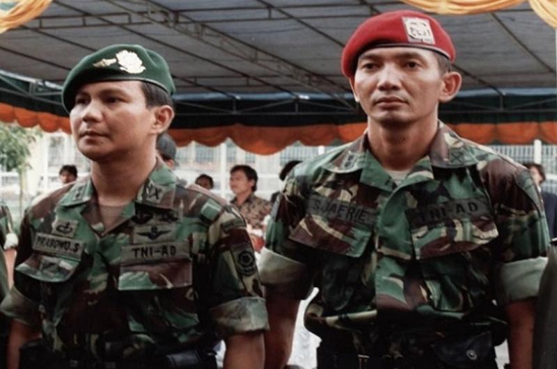 Prabowo Subianto mengenakan Baret Hijau bersama Sjafrie Sjamsoeddin Baret Merah saat masih bertugas di TNI AD. Foto/Ist