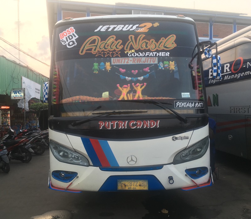Bus Putri Candi tengah terparkir di Terminal Induk Kota Bekasi, Kamis (20/5/2021). Foto: BeritaTrans.com.