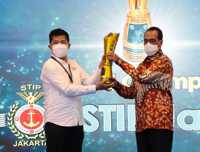 Menteri Perhubungan Budi Karya menyerahkan langsung tropi juara umum ITEO kepada Ketua STIP Amiruddin.